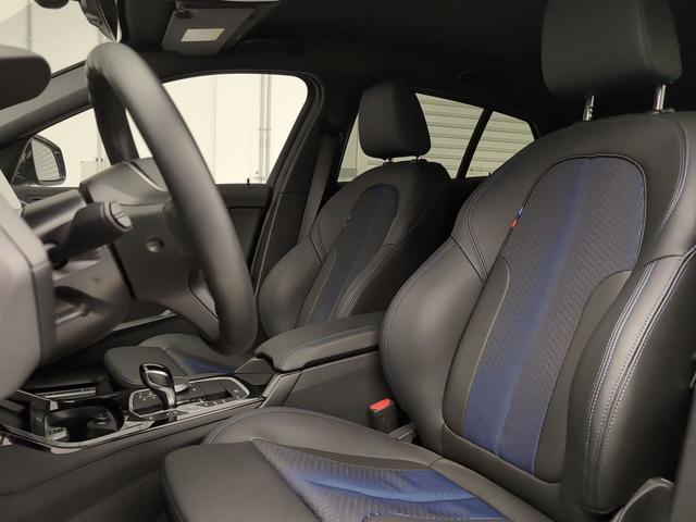 BMW Serie 1 118i color Negro. Año 2024. 103KW(140CV). Gasolina. En concesionario Automotor Premium Marbella - Málaga de Málaga