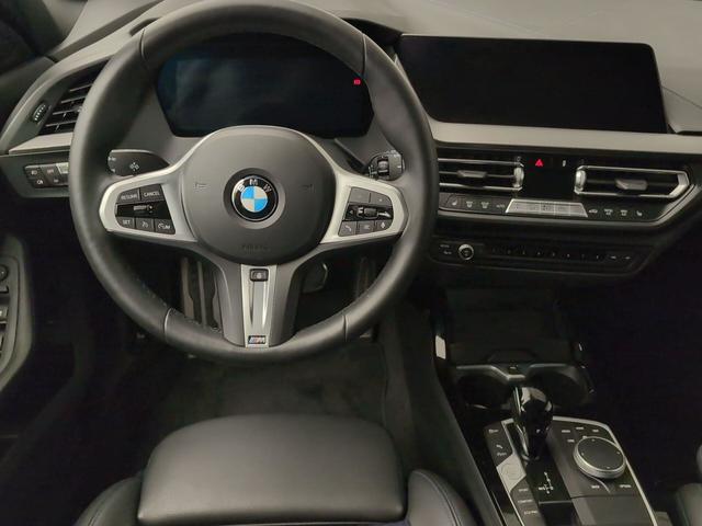 BMW Serie 1 118i color Negro. Año 2024. 103KW(140CV). Gasolina. En concesionario Automotor Premium Viso - Málaga de Málaga