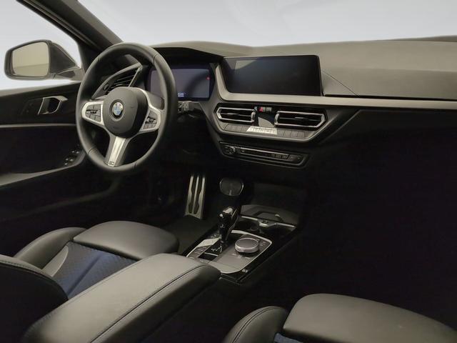BMW Serie 1 118i color Blanco. Año 2024. 103KW(140CV). Gasolina. En concesionario Automotor Premium Marbella - Málaga de Málaga