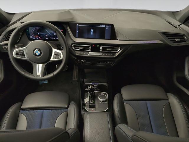 BMW Serie 1 118i color Gris. Año 2024. 103KW(140CV). Gasolina. En concesionario Automotor Premium Viso - Málaga de Málaga