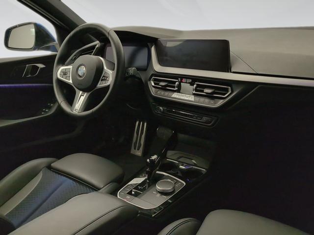 BMW Serie 1 118i color Azul. Año 2024. 103KW(140CV). Gasolina. En concesionario Automotor Premium Velázquez - Málaga de Málaga