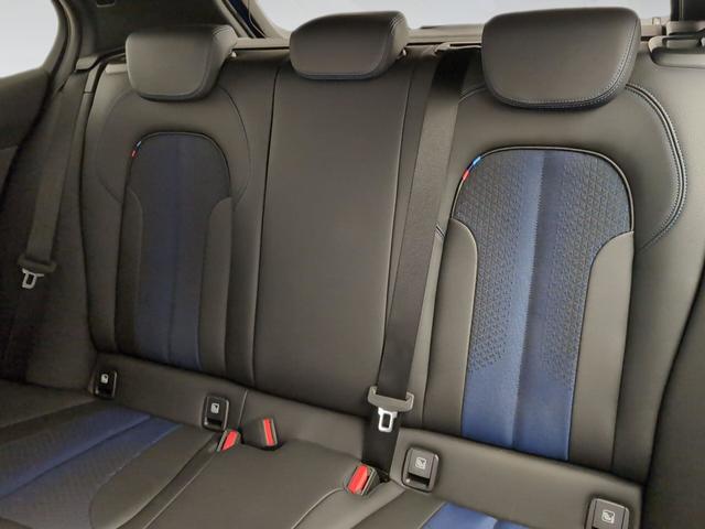 BMW Serie 1 118i color Azul. Año 2024. 103KW(140CV). Gasolina. En concesionario Automotor Premium Velázquez - Málaga de Málaga