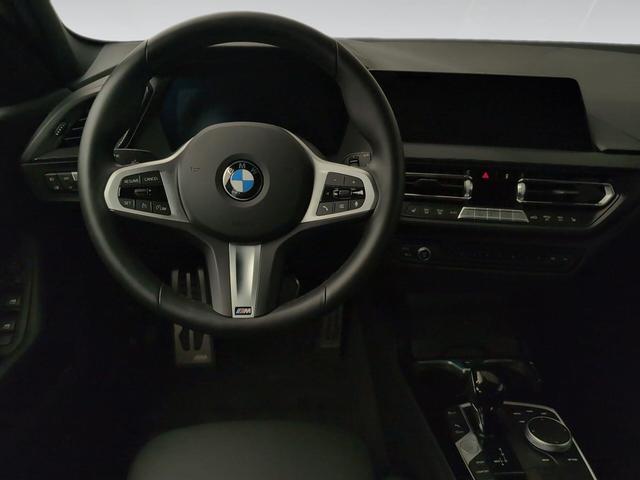 BMW Serie 1 118i color Blanco. Año 2024. 103KW(140CV). Gasolina. En concesionario Automotor Premium Velázquez - Málaga de Málaga