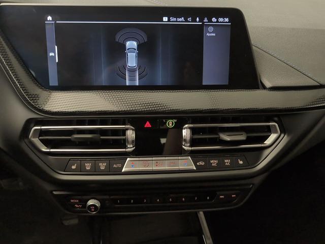 BMW Serie 1 118i color Blanco. Año 2024. 103KW(140CV). Gasolina. En concesionario Automotor Premium Velázquez - Málaga de Málaga