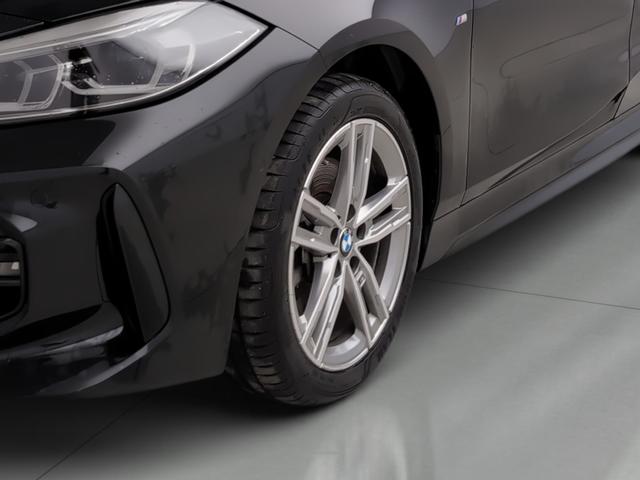 BMW Serie 1 118i color Negro. Año 2024. 103KW(140CV). Gasolina. En concesionario Automotor Premium Velázquez - Málaga de Málaga