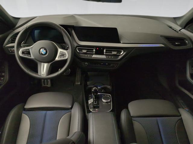 BMW Serie 1 118i color Negro. Año 2024. 103KW(140CV). Gasolina. En concesionario Automotor Premium Velázquez - Málaga de Málaga