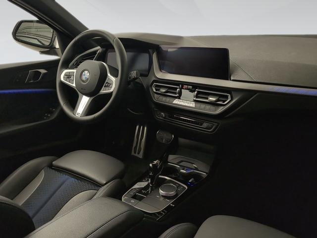 BMW Serie 1 118i color Negro. Año 2024. 103KW(140CV). Gasolina. En concesionario Automotor Premium Velázquez - Málaga de Málaga