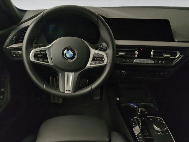 BMW Serie 1 118i color Negro. Año 2024. 103KW(140CV). Gasolina. En concesionario Automotor Premium Velázquez - Málaga de Málaga