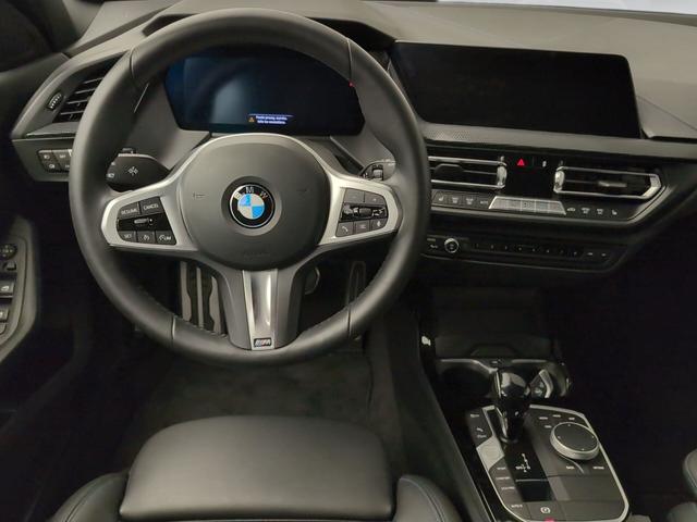 BMW Serie 1 118i color Azul. Año 2024. 103KW(140CV). Gasolina. En concesionario Automotor Premium Viso - Málaga de Málaga