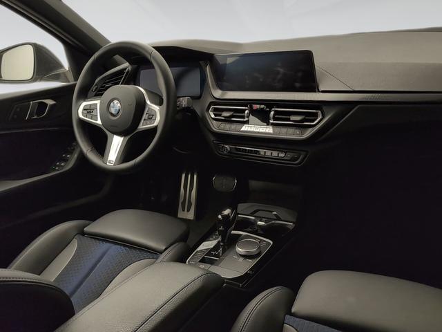 BMW Serie 1 118i color Gris. Año 2024. 103KW(140CV). Gasolina. En concesionario Automotor Premium Velázquez - Málaga de Málaga
