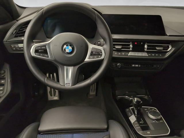 BMW Serie 1 118i color Gris. Año 2024. 103KW(140CV). Gasolina. En concesionario Automotor Premium Velázquez - Málaga de Málaga