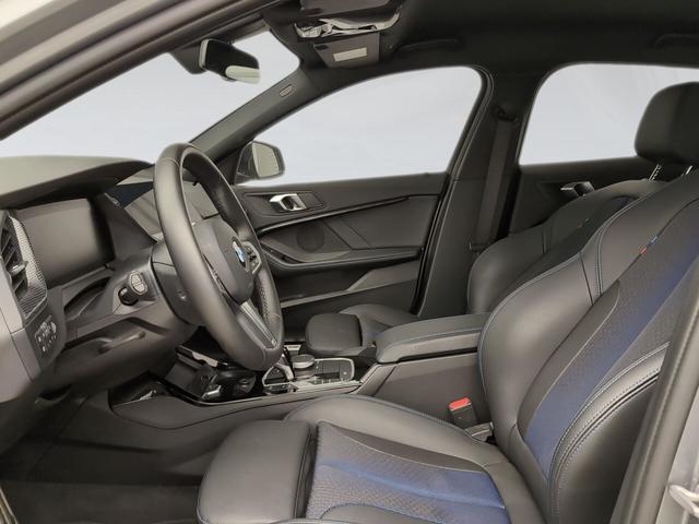 BMW Serie 1 118i color Gris. Año 2024. 103KW(140CV). Gasolina. En concesionario Automotor Premium Velázquez - Málaga de Málaga