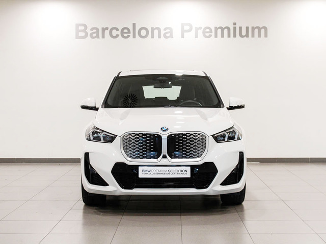 BMW iX1 eDrive20 color Blanco. Año 2024. 150KW(204CV). Eléctrico. En concesionario Barcelona Premium -- GRAN VIA de Barcelona