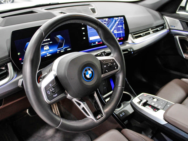BMW iX1 eDrive20 color Blanco. Año 2024. 150KW(204CV). Eléctrico. En concesionario Barcelona Premium -- GRAN VIA de Barcelona
