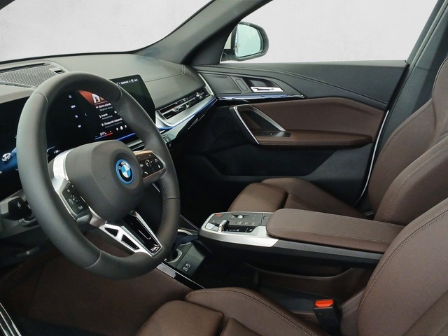 BMW iX2 eDrive20 color Blanco. Año 2025. 150KW(204CV). Eléctrico. En concesionario Enekuri Motor de Vizcaya