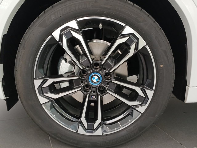 BMW iX2 eDrive20 color Blanco. Año 2025. 150KW(204CV). Eléctrico. En concesionario Enekuri Motor de Vizcaya
