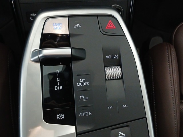 BMW iX2 eDrive20 color Blanco. Año 2025. 150KW(204CV). Eléctrico. En concesionario Enekuri Motor de Vizcaya