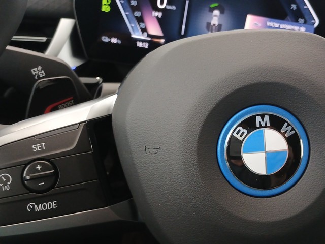 BMW iX2 eDrive20 color Blanco. Año 2025. 150KW(204CV). Eléctrico. En concesionario Enekuri Motor de Vizcaya