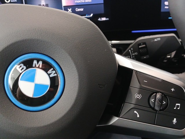 BMW iX2 eDrive20 color Blanco. Año 2025. 150KW(204CV). Eléctrico. En concesionario Enekuri Motor de Vizcaya