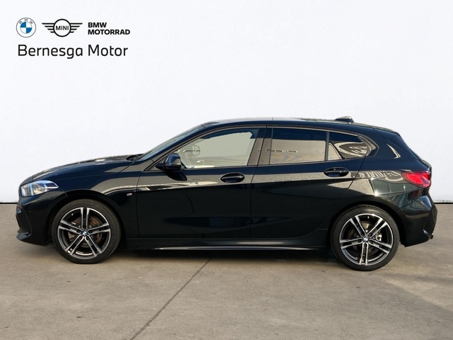 BMW Serie 1 118i color Negro. Año 2024. 103KW(140CV). Gasolina. En concesionario Bernesga Motor León (Bmw y Mini) de León