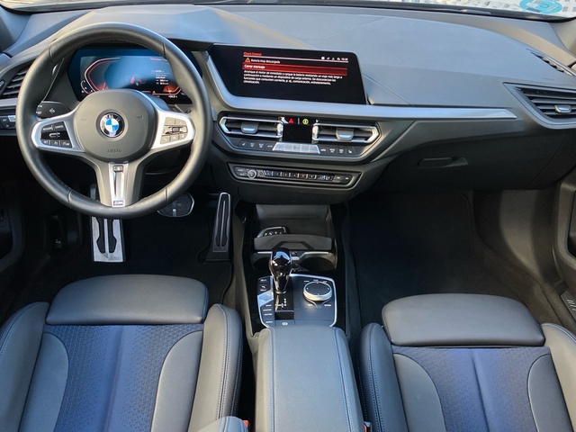 BMW Serie 1 118i color Negro. Año 2024. 103KW(140CV). Gasolina. En concesionario Bernesga Motor León (Bmw y Mini) de León