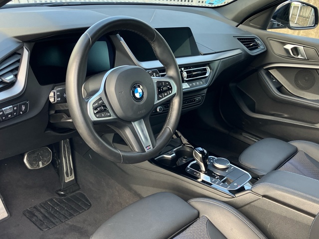BMW Serie 1 118i color Gris. Año 2024. 103KW(140CV). Gasolina. En concesionario Bernesga Motor León (Bmw y Mini) de León