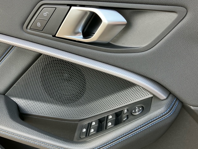 BMW Serie 1 118i color Gris. Año 2024. 103KW(140CV). Gasolina. En concesionario Bernesga Motor León (Bmw y Mini) de León