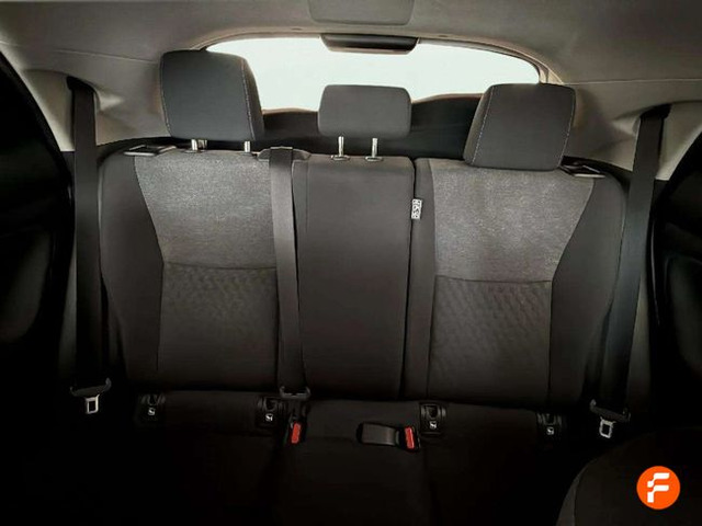 Foto 15 Toyota Yaris 120H Active Tech 85 kW (116 CV)