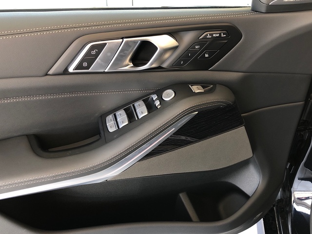 BMW X7 xDrive40d color Negro. Año 2025. 259KW(352CV). Diésel. En concesionario Vehinter Getafe de Madrid