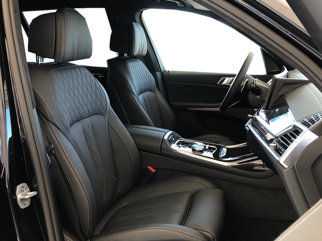 BMW X7 xDrive40d color Negro. Año 2025. 259KW(352CV). Diésel. En concesionario Vehinter Getafe de Madrid