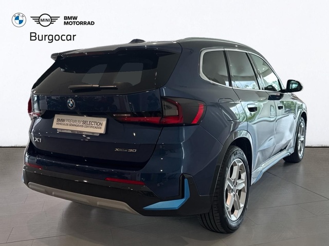 BMW iX1 xDrive30 color Azul. Año 2023. 230KW(313CV). Eléctrico. En concesionario Motor Gorbea de Álava