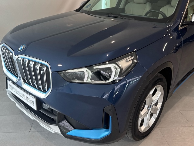 BMW iX1 xDrive30 color Azul. Año 2023. 230KW(313CV). Eléctrico. En concesionario Motor Gorbea de Álava