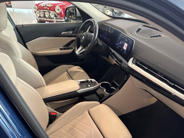 BMW iX1 xDrive30 color Azul. Año 2023. 230KW(313CV). Eléctrico. En concesionario Motor Gorbea de Álava