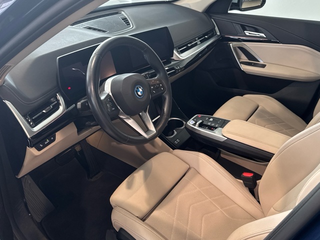 BMW iX1 xDrive30 color Azul. Año 2023. 230KW(313CV). Eléctrico. En concesionario Motor Gorbea de Álava