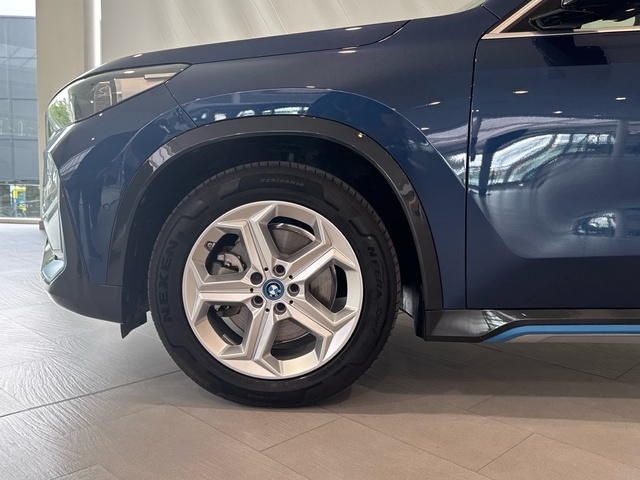 BMW iX1 xDrive30 color Azul. Año 2023. 230KW(313CV). Eléctrico. En concesionario Motor Gorbea de Álava