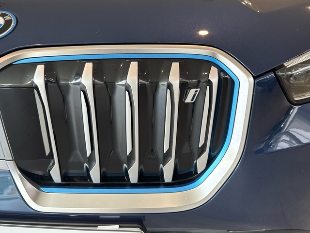 BMW iX1 xDrive30 color Azul. Año 2023. 230KW(313CV). Eléctrico. En concesionario Motor Gorbea de Álava