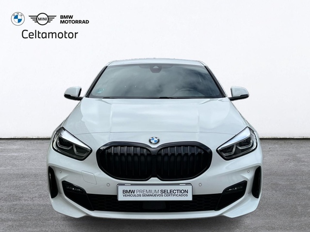BMW Serie 1 118d color Blanco. Año 2024. 110KW(150CV). Diésel. En concesionario Celtamotor Vigo de Pontevedra