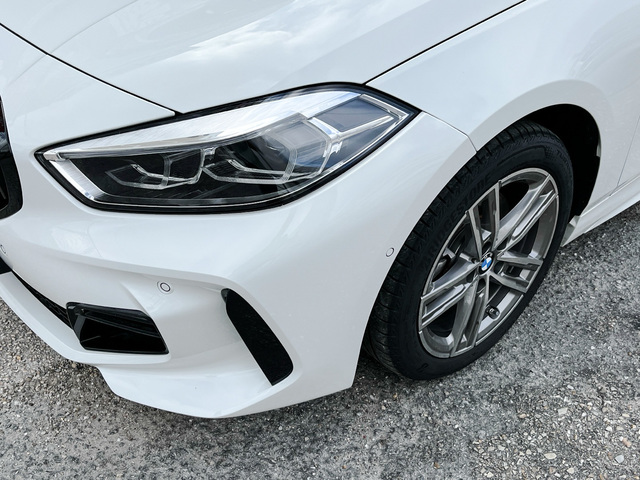 BMW Serie 1 118d color Blanco. Año 2024. 110KW(150CV). Diésel. En concesionario Celtamotor Vigo de Pontevedra