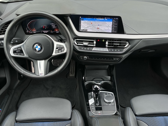 BMW Serie 1 118d color Blanco. Año 2024. 110KW(150CV). Diésel. En concesionario Celtamotor Vigo de Pontevedra