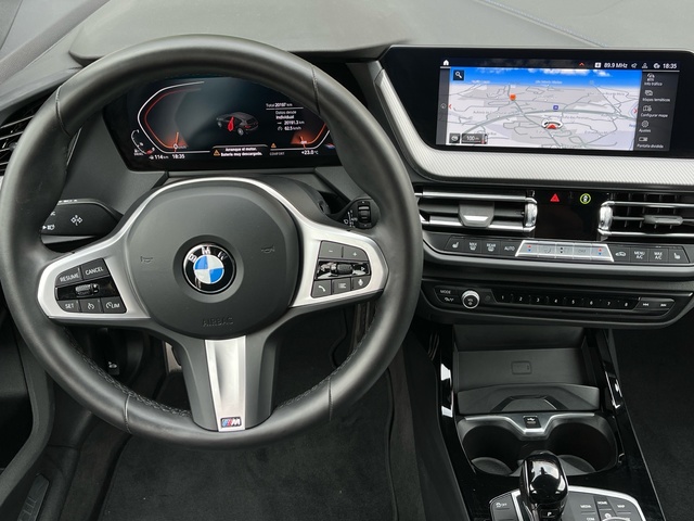 BMW Serie 1 118d color Blanco. Año 2024. 110KW(150CV). Diésel. En concesionario Celtamotor Vigo de Pontevedra