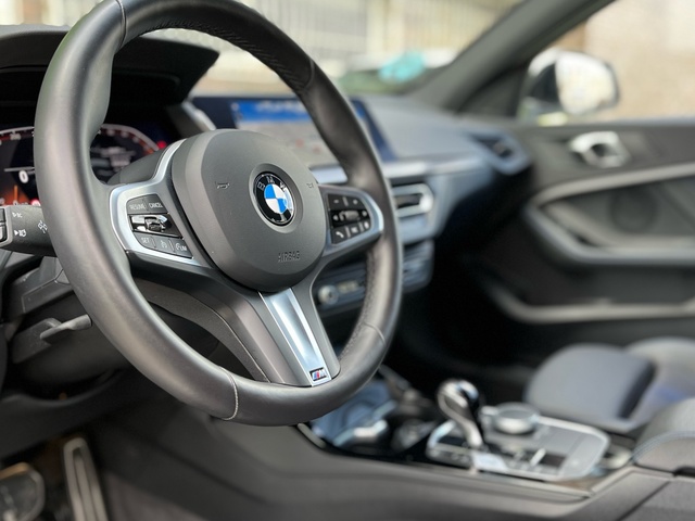 BMW Serie 1 118d color Blanco. Año 2024. 110KW(150CV). Diésel. En concesionario Celtamotor Vigo de Pontevedra