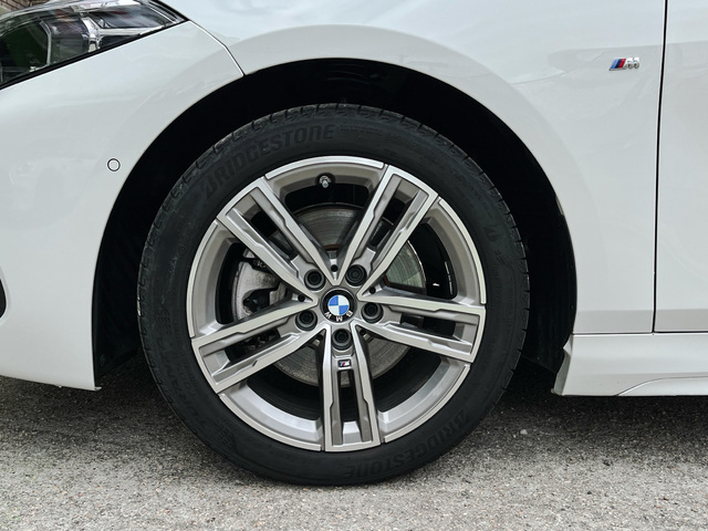 BMW Serie 1 118d color Blanco. Año 2024. 110KW(150CV). Diésel. En concesionario Celtamotor Vigo de Pontevedra