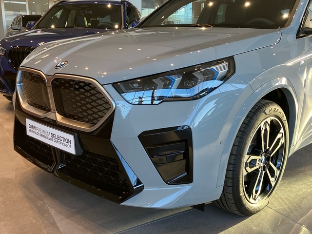 BMW iX2 eDrive20 color Gris. Año 2025. 150KW(204CV). Eléctrico. En concesionario Bernesga Motor León (Bmw y Mini) de León