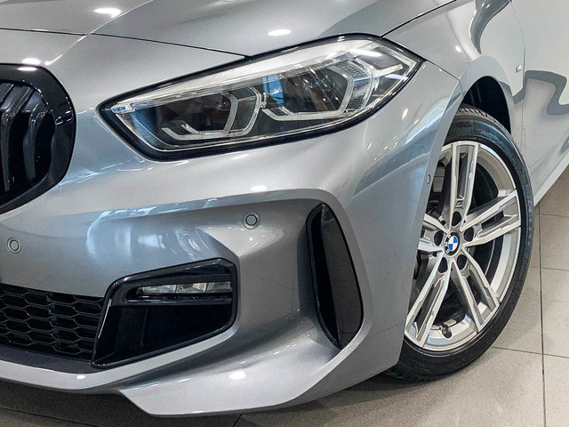 BMW Serie 1 120d color Gris. Año 2024. 140KW(190CV). Diésel. En concesionario Barcelona Premium -- GRAN VIA de Barcelona