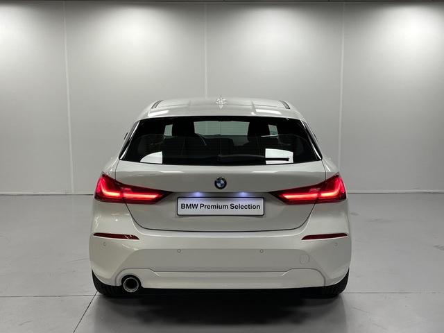 BMW Serie 1 118i color Blanco. Año 2021. 103KW(140CV). Gasolina. En concesionario Maberauto de Castellón