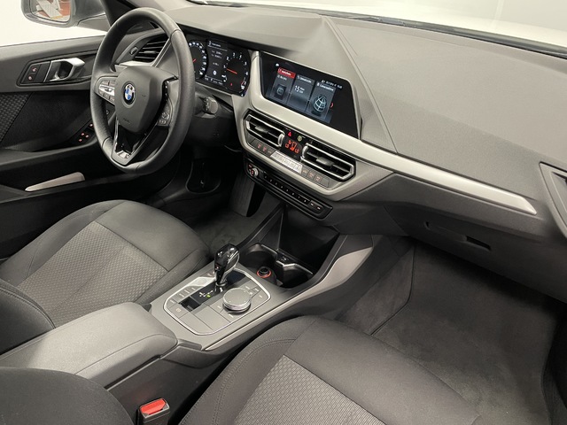 BMW Serie 1 118i color Blanco. Año 2021. 103KW(140CV). Gasolina. En concesionario Maberauto de Castellón
