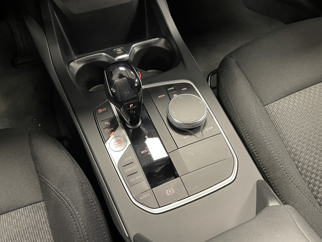 BMW Serie 1 118i color Blanco. Año 2021. 103KW(140CV). Gasolina. En concesionario Maberauto de Castellón