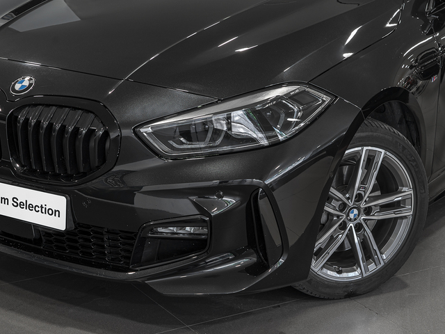 BMW Serie 1 120i color Negro. Año 2024. 131KW(178CV). Gasolina. En concesionario Caetano Cuzco Raimundo Fernandez Villaverde, 45 de Madrid