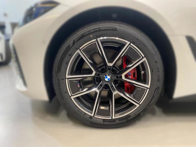 BMW i4 eDrive40 color Blanco. Año 2025. 250KW(340CV). Eléctrico. En concesionario Automotor Costa, S.L.U. de Almería
