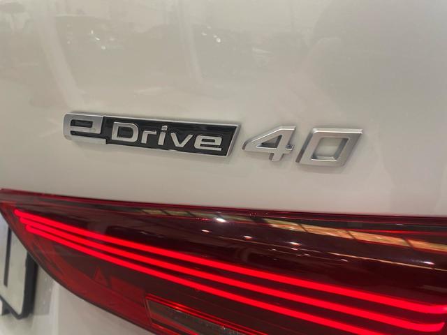 BMW i4 eDrive40 color Blanco. Año 2025. 250KW(340CV). Eléctrico. En concesionario Automotor Costa, S.L.U. de Almería